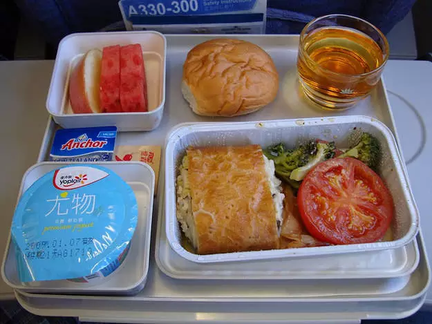 04 越南航空公司 经济舱简餐有鸡肉意大利面,面包卷,水果沙拉以及一